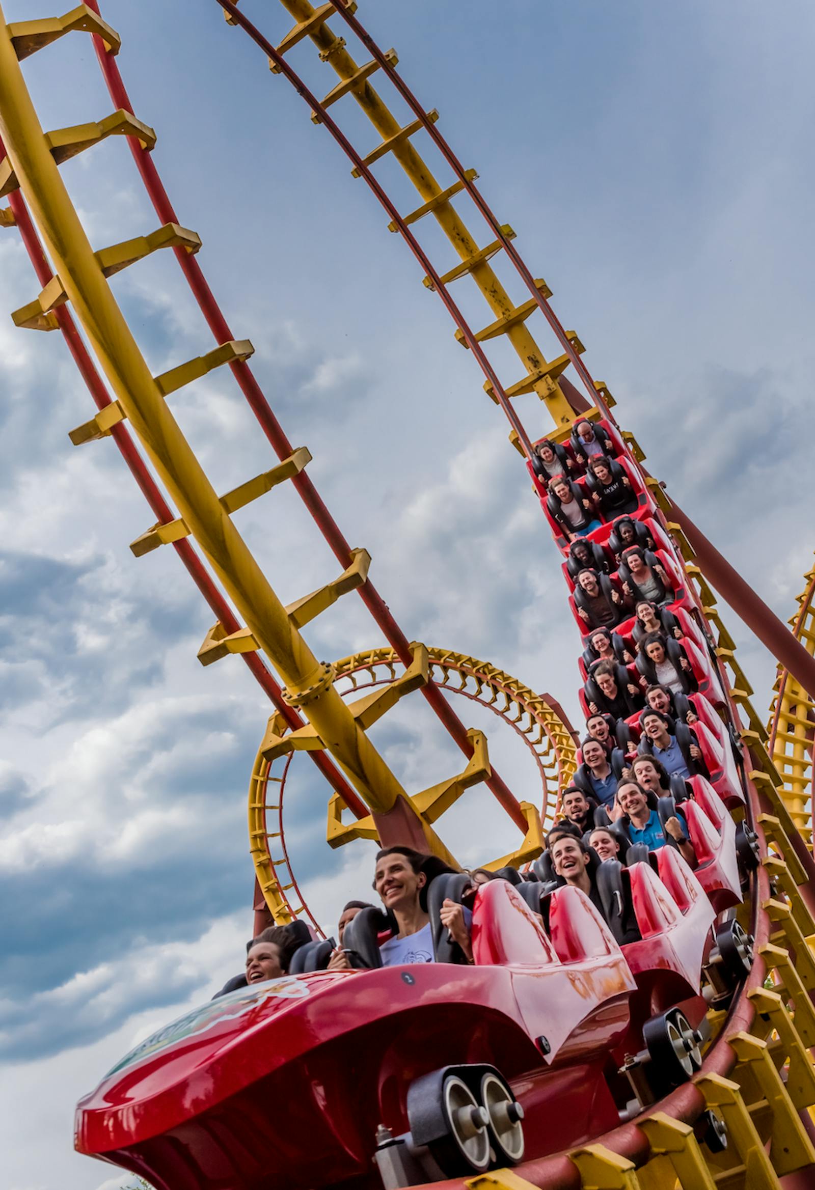 Rote und gelbe Achterbahnen im Parc Astérix