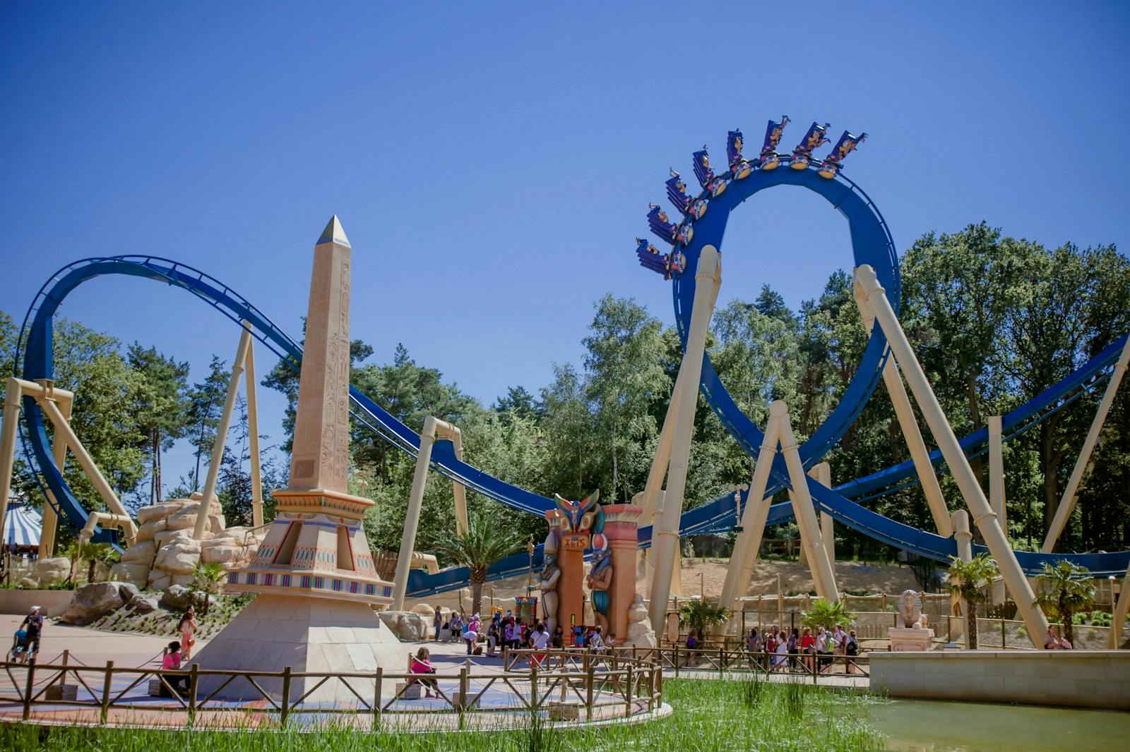 Vista panorámica del gran looping azul en el Parc Astérix