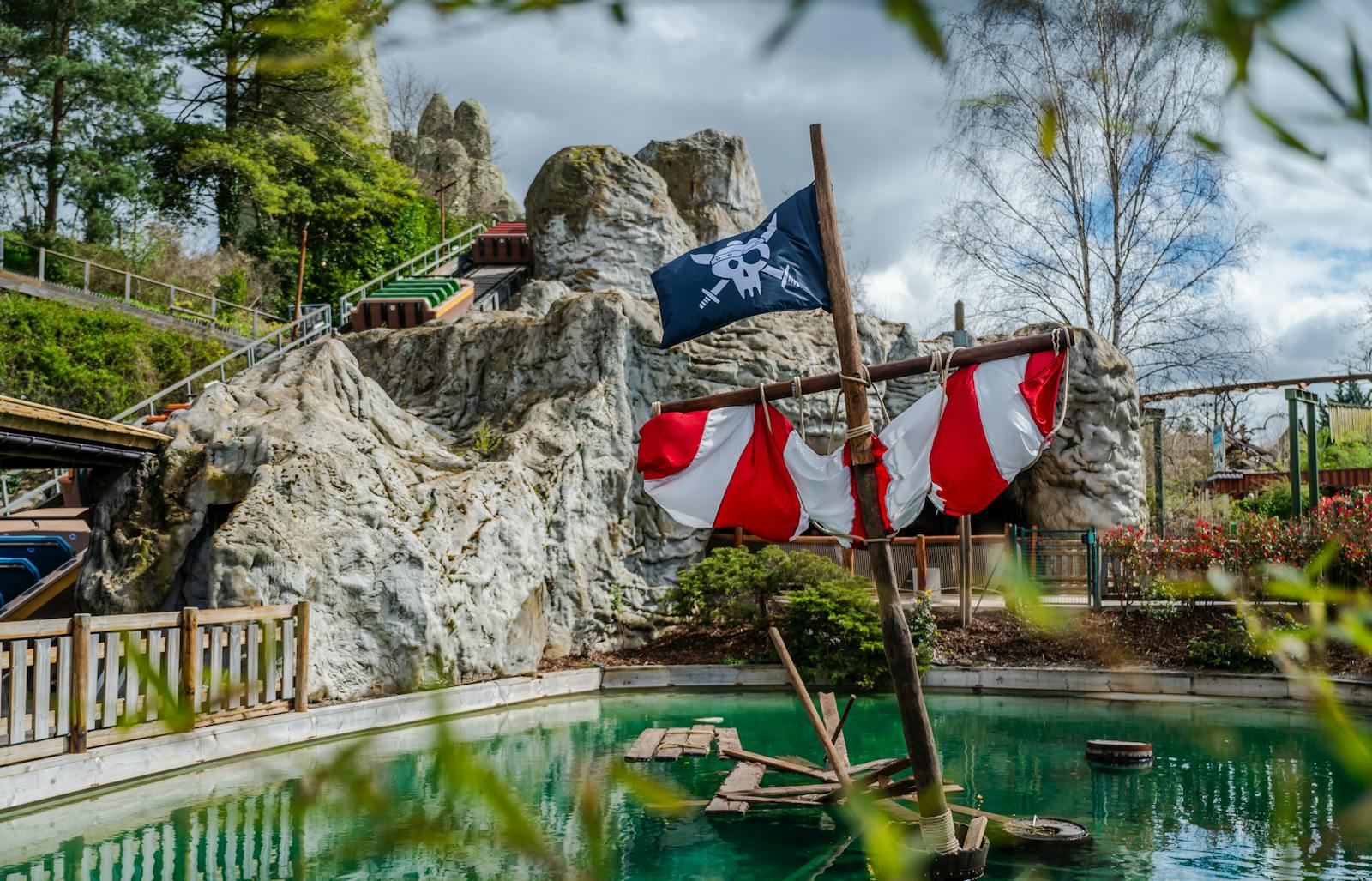 Détail pirate au Parc Astérix avec drapeau et eau