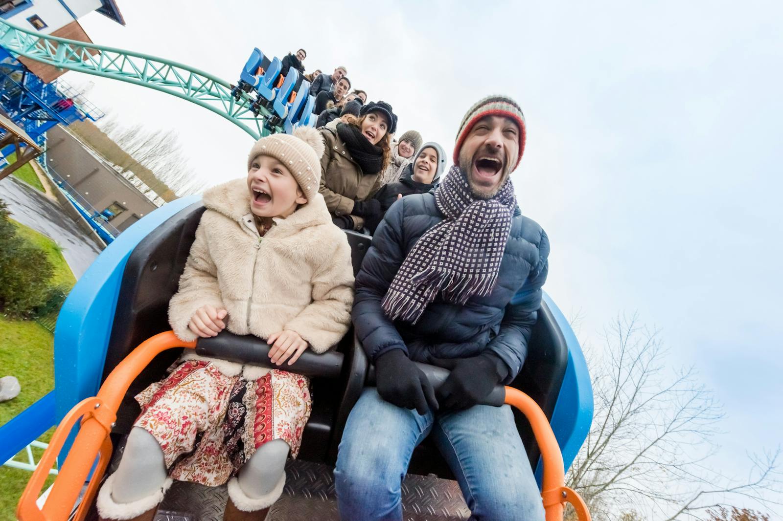Visage joyeux sur une montagne russe du Parc Astérix
