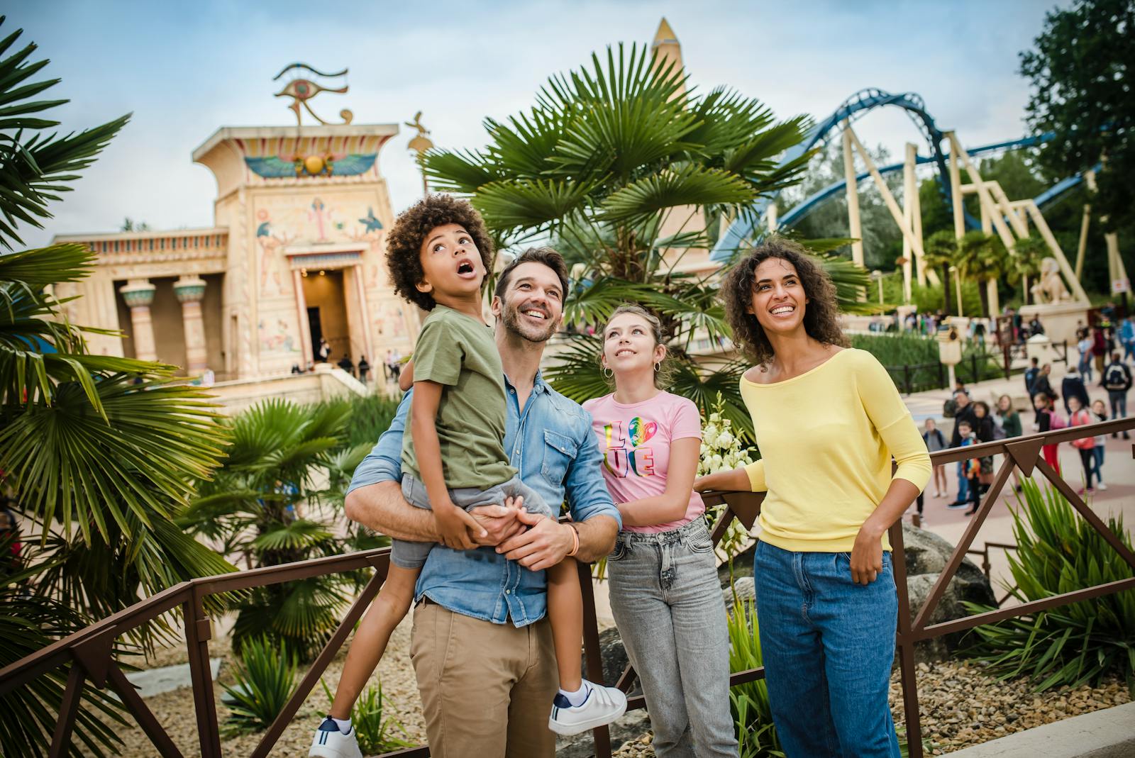 아스테릭스 공원의 놀이기구를 바라보는 행복한 가족