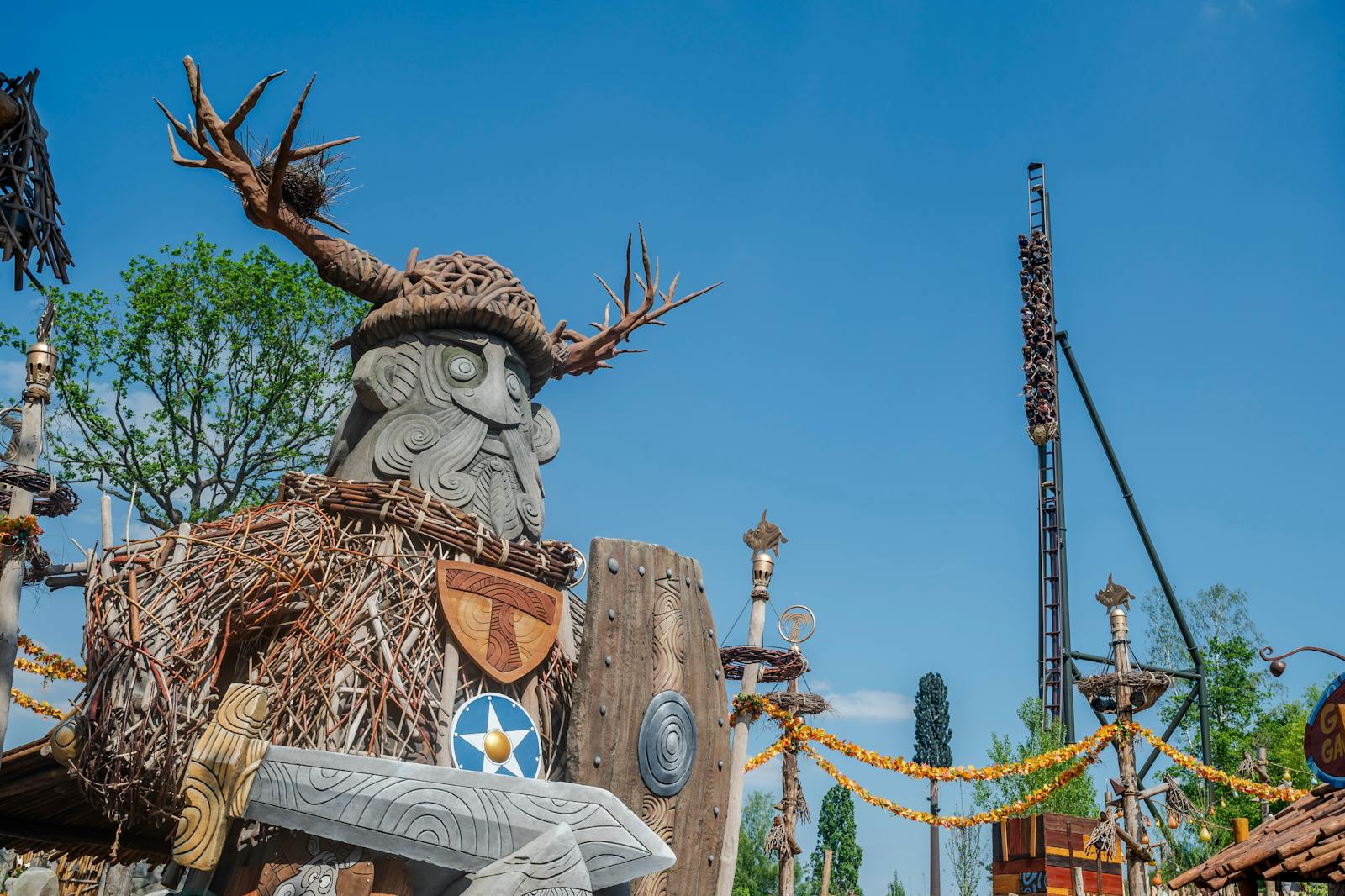 Gigante gaulesco esculpido e decorado no Parc Astérix