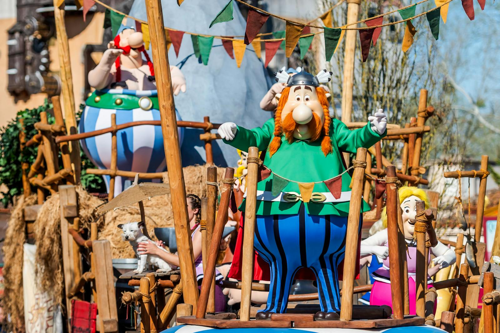 Defilare colorată cu Obélix și Astérix la Parc Astérix