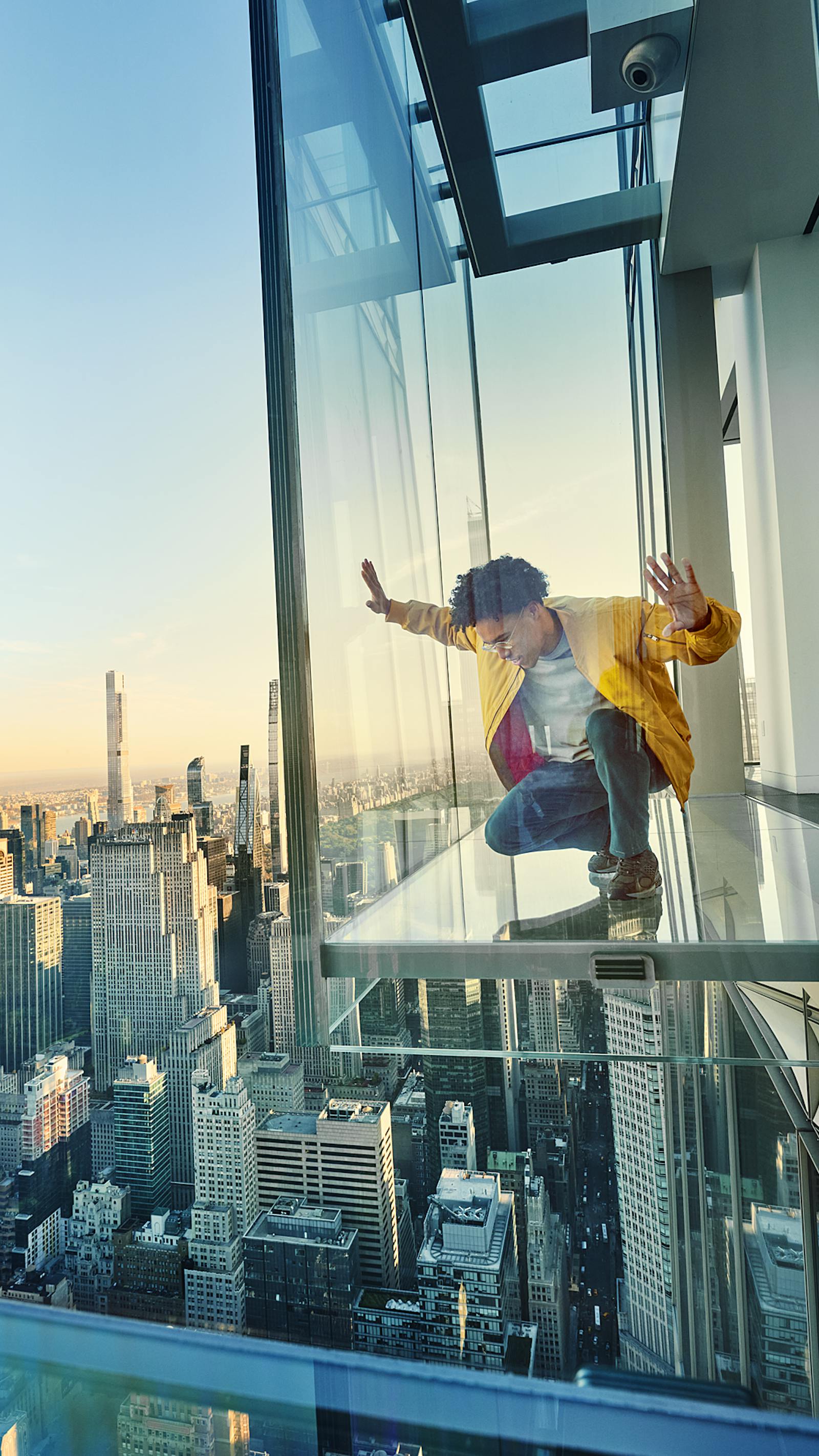 Návštěvník na SUMMIT One Vanderbilt s městským výhledem
