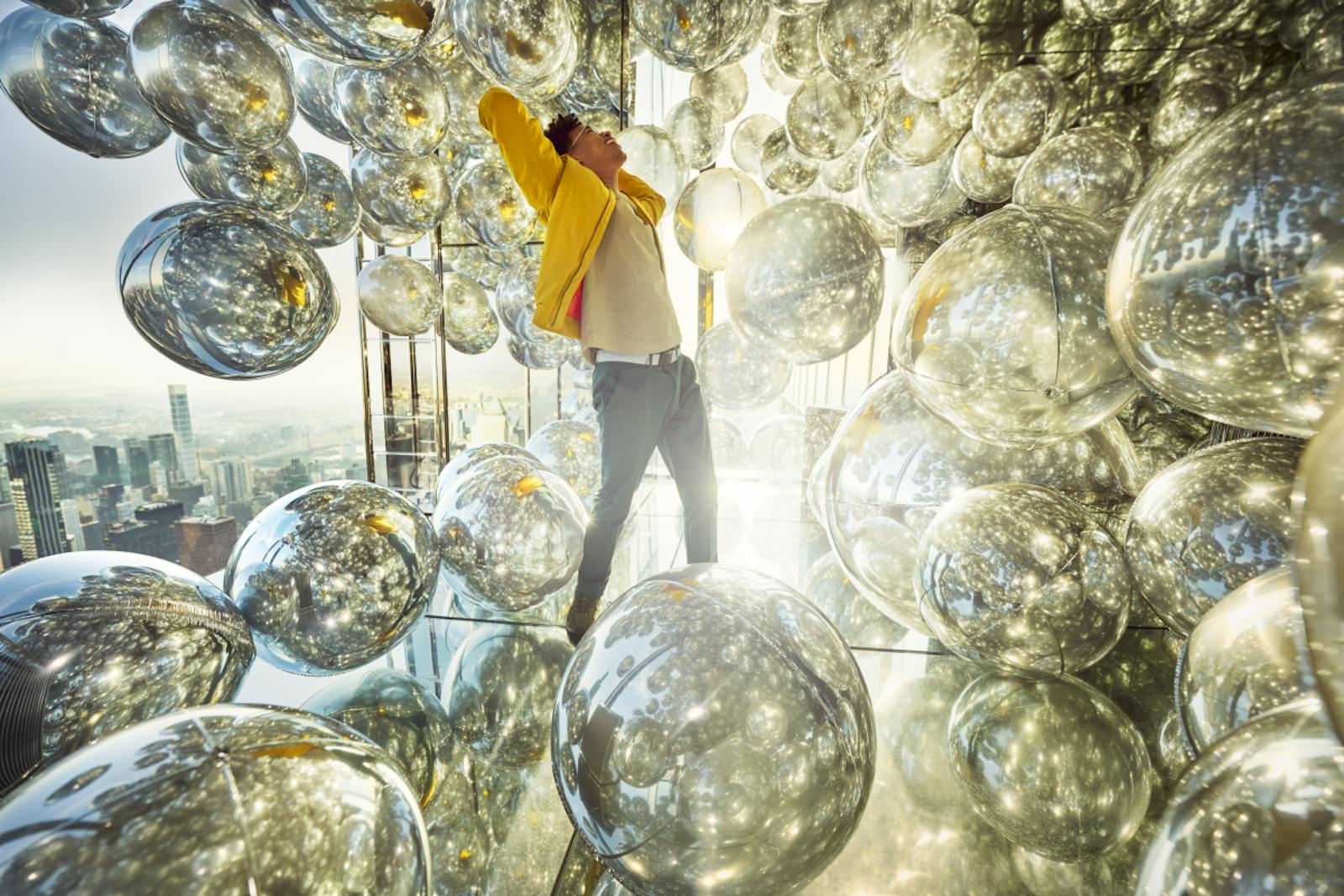 En mand omgivet af sfærer i SUMMIT One Vanderbilt