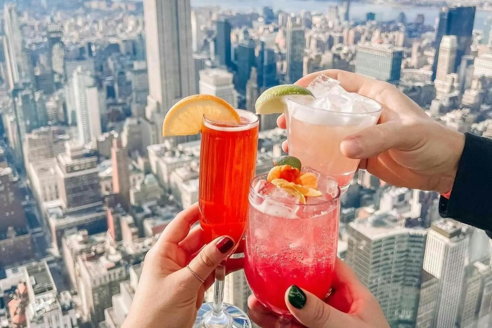 Farbenfrohe Cocktails beim Toast am Gipfel des SUMMIT One Vanderbilt