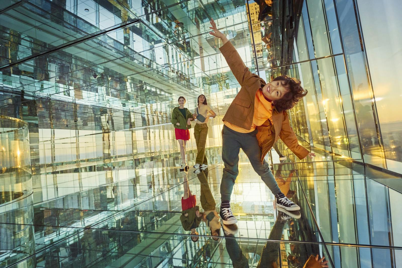 Kind spielt auf dem spiegelnden SUMMIT One Vanderbilt