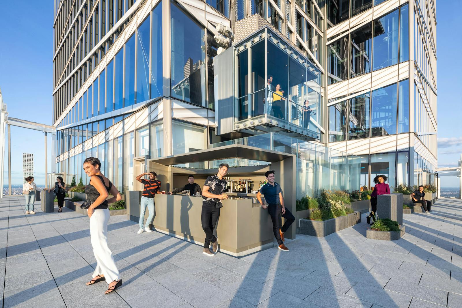 Panoramablick auf die Terrassenbar des SUMMIT One Vanderbilt