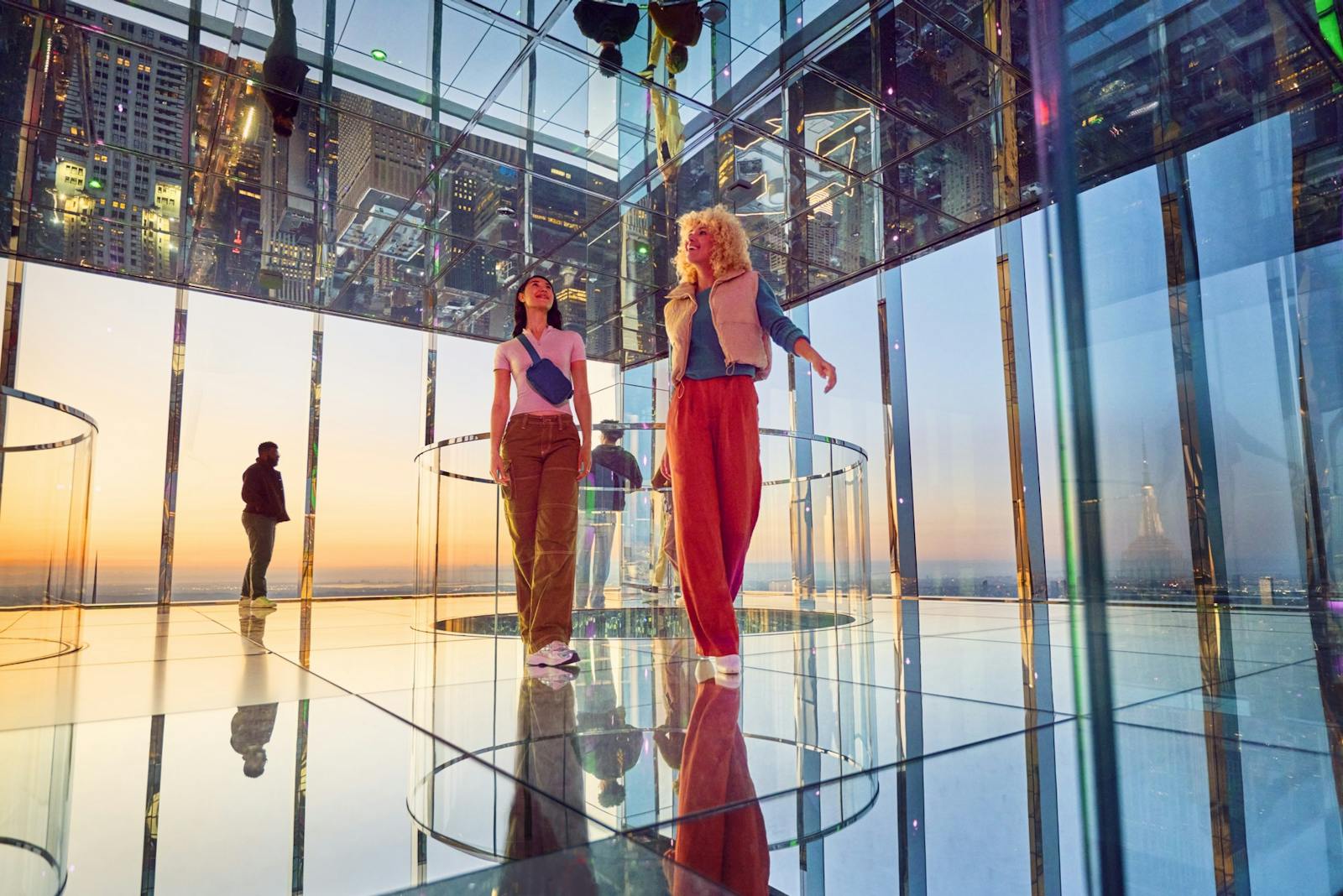 Verwunderte Besucher am Gipfel des SUMMIT One Vanderbilt