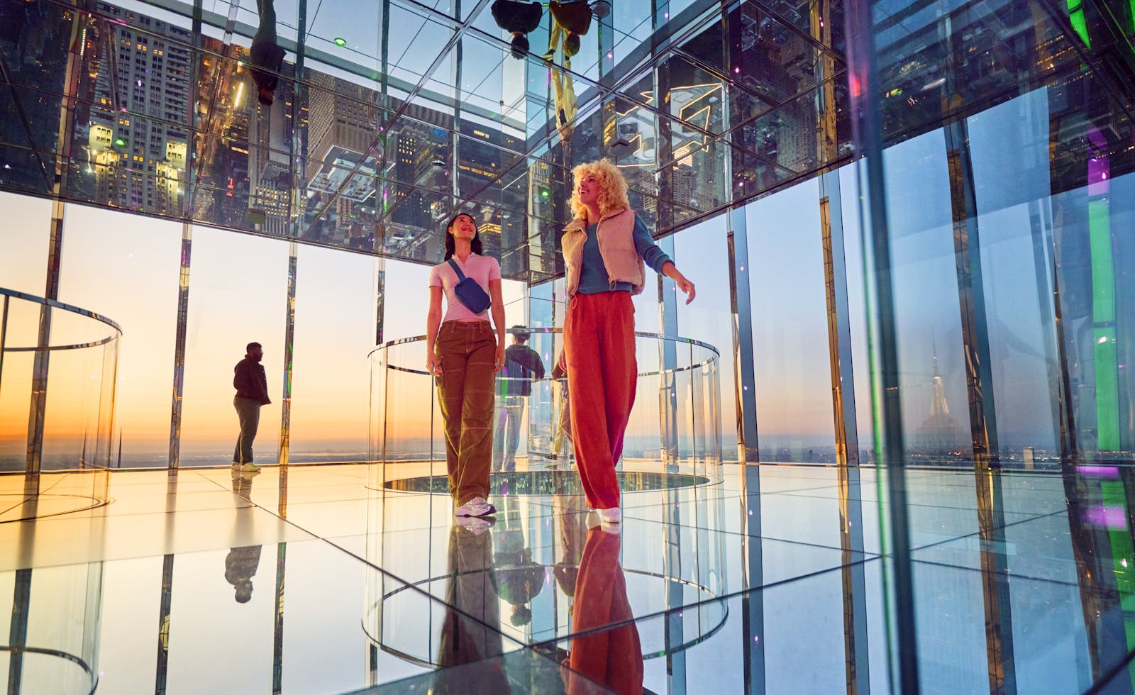 Verwunderte Besucher an der Spitze des SUMMIT One Vanderbilt