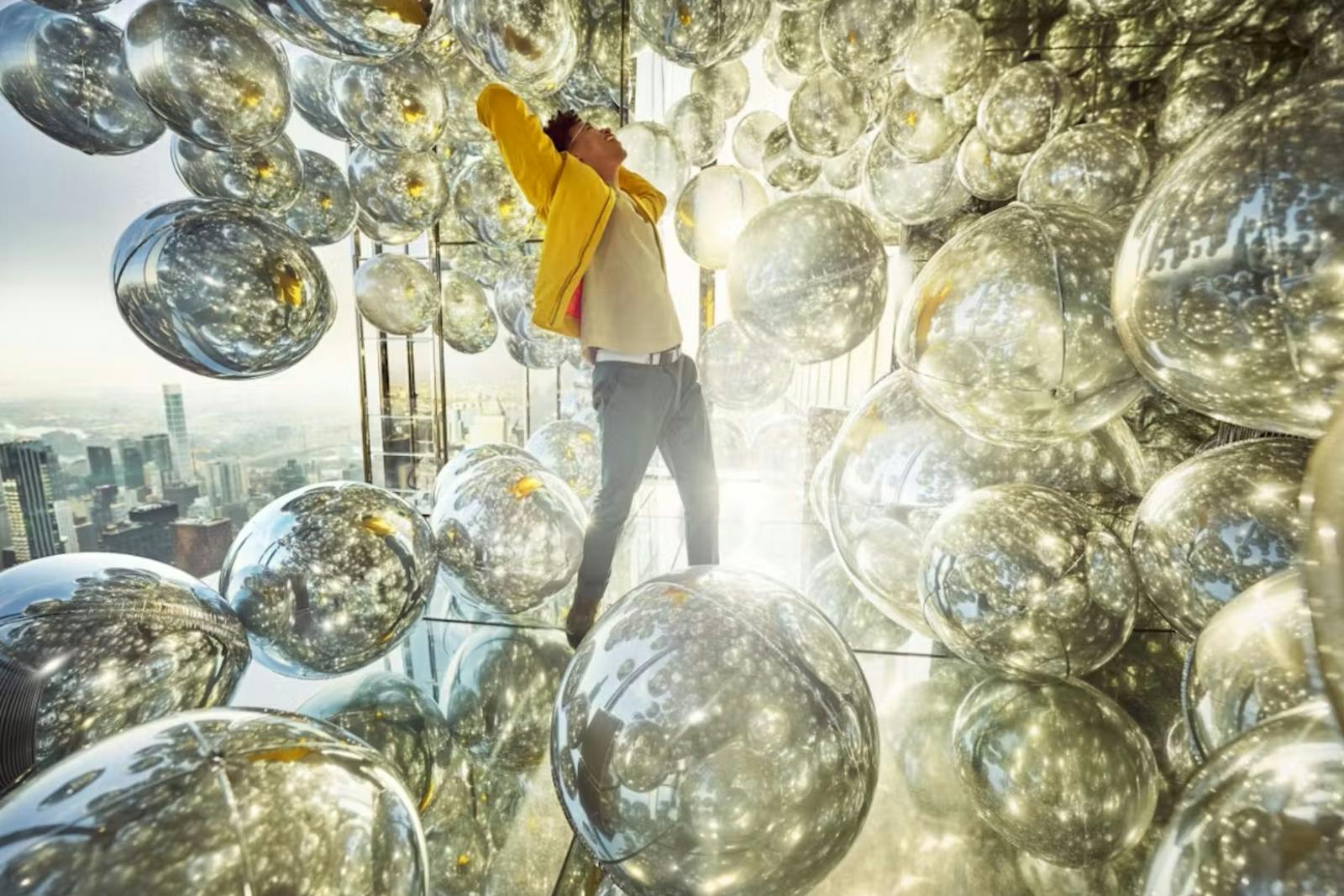 Verwunderte Besucherin inmitten der Kugeln des SUMMIT One Vanderbilt