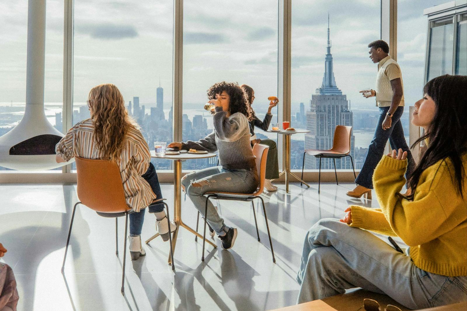 Visiteurs profitant de la vue depuis le SUMMIT One Vanderbilt