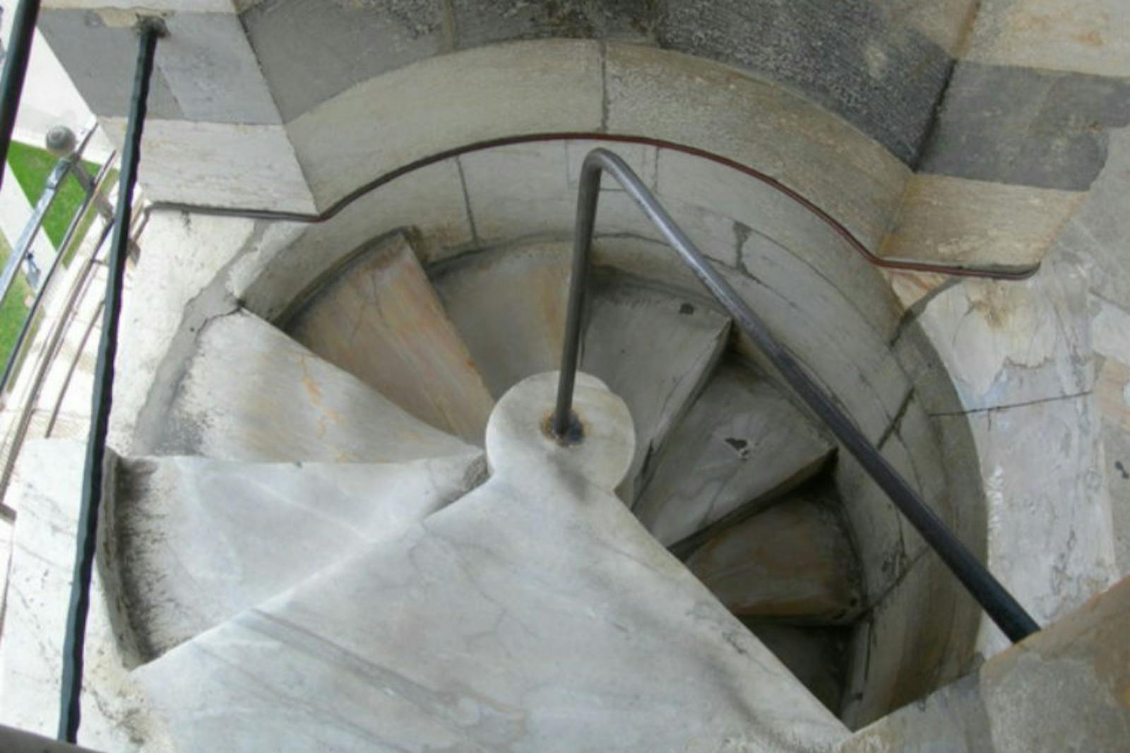 Vue plongeante sur l'escalier intérieur de la Tour de Pise