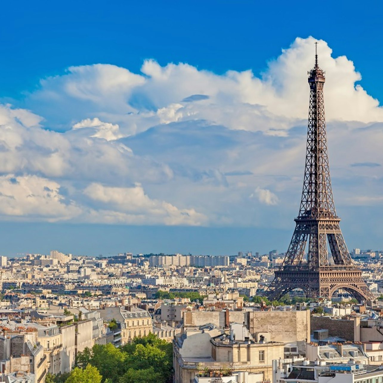 Der Eiffelturm erhebt sich majestätisch über Paris
