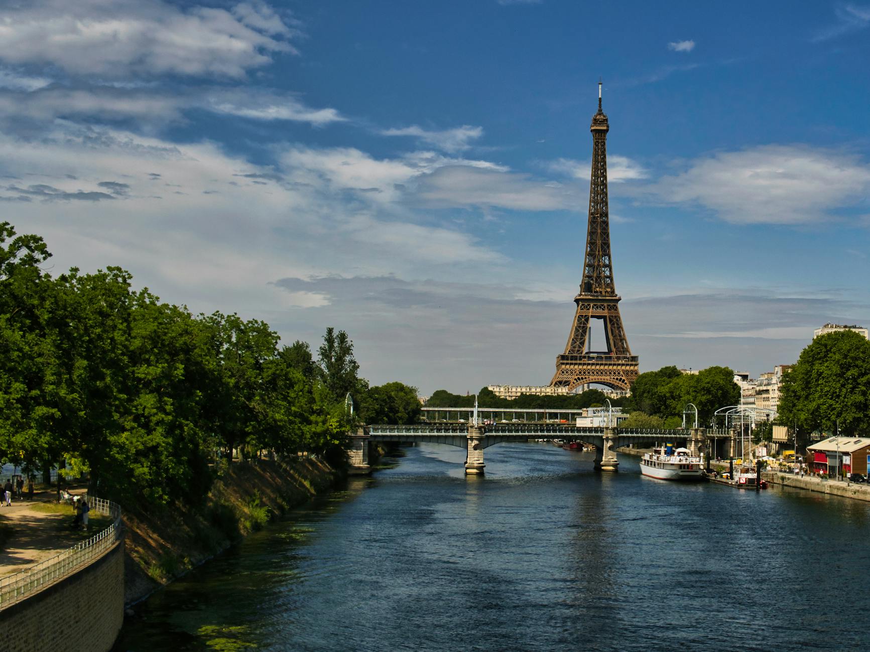 Der Eiffelturm überragt die Seine an einem sonnigen Tag