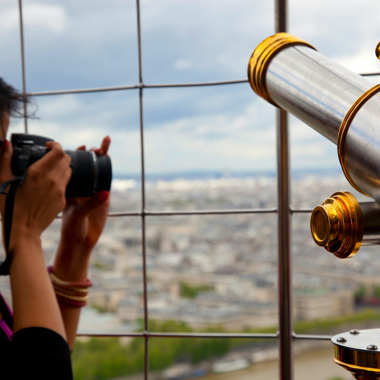 Eine Frau fotografiert den Blick auf den Eiffelturm